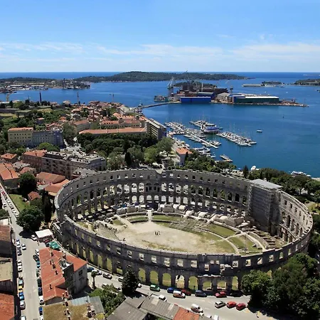 Apartment With Wifi - 21410 Pula